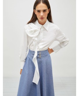 Fabric rose-adorned ruched shirt - WHITE