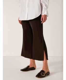 Cropped trousers in...