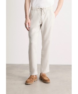 Boss Sanderson in a comfort stretch linen blend
