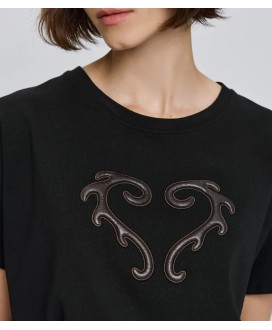 T-shirt με ανάγλυφο σχέδιο