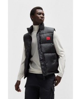 Water-repellent gilet with red logo label